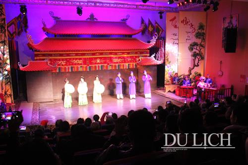 Du khách chăm chú thưởng thức làn điệu dân ca truyền thống của người Kinh Bắc với tiết mục “Mời trầu”